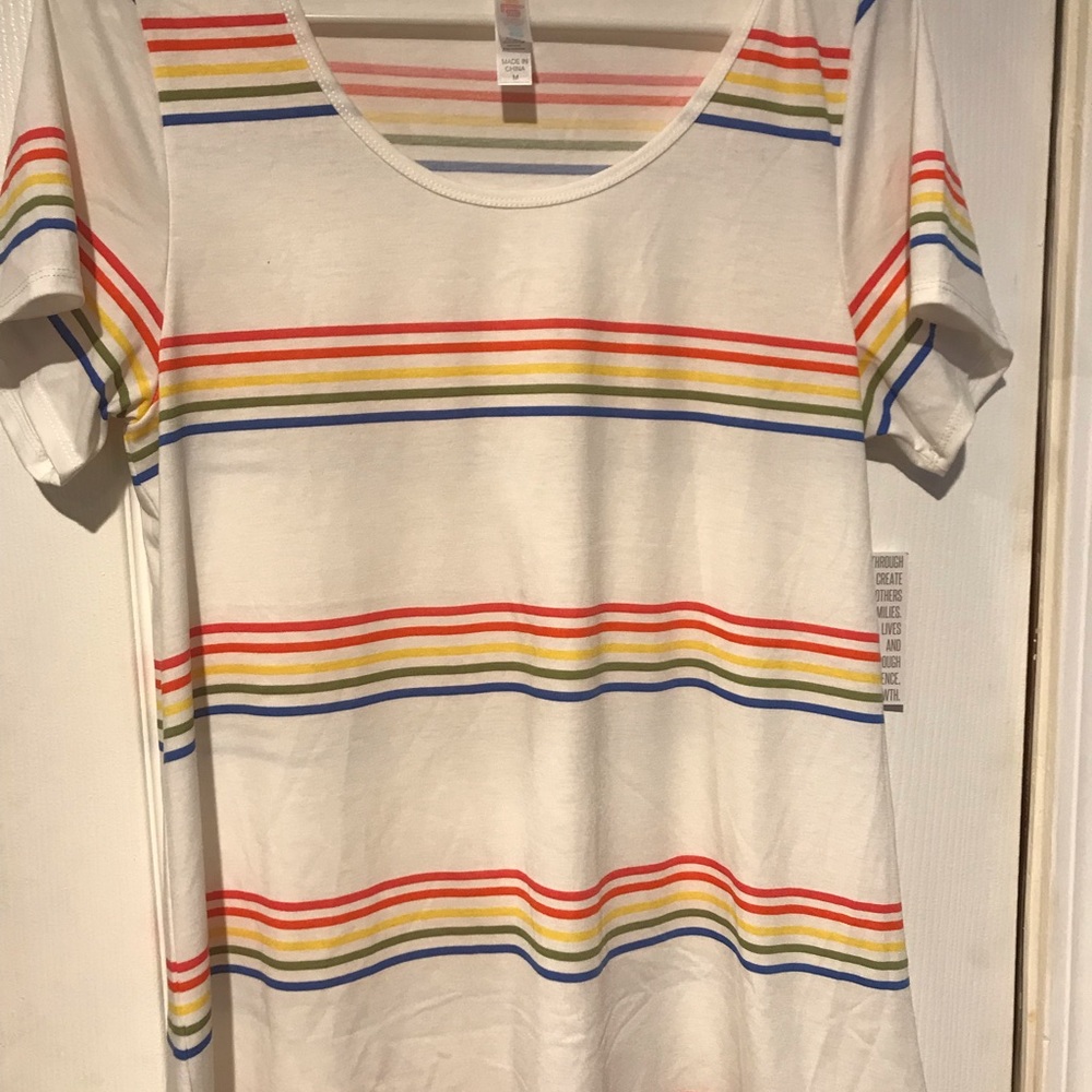 3/$10. LulaRoe Classic tee medium